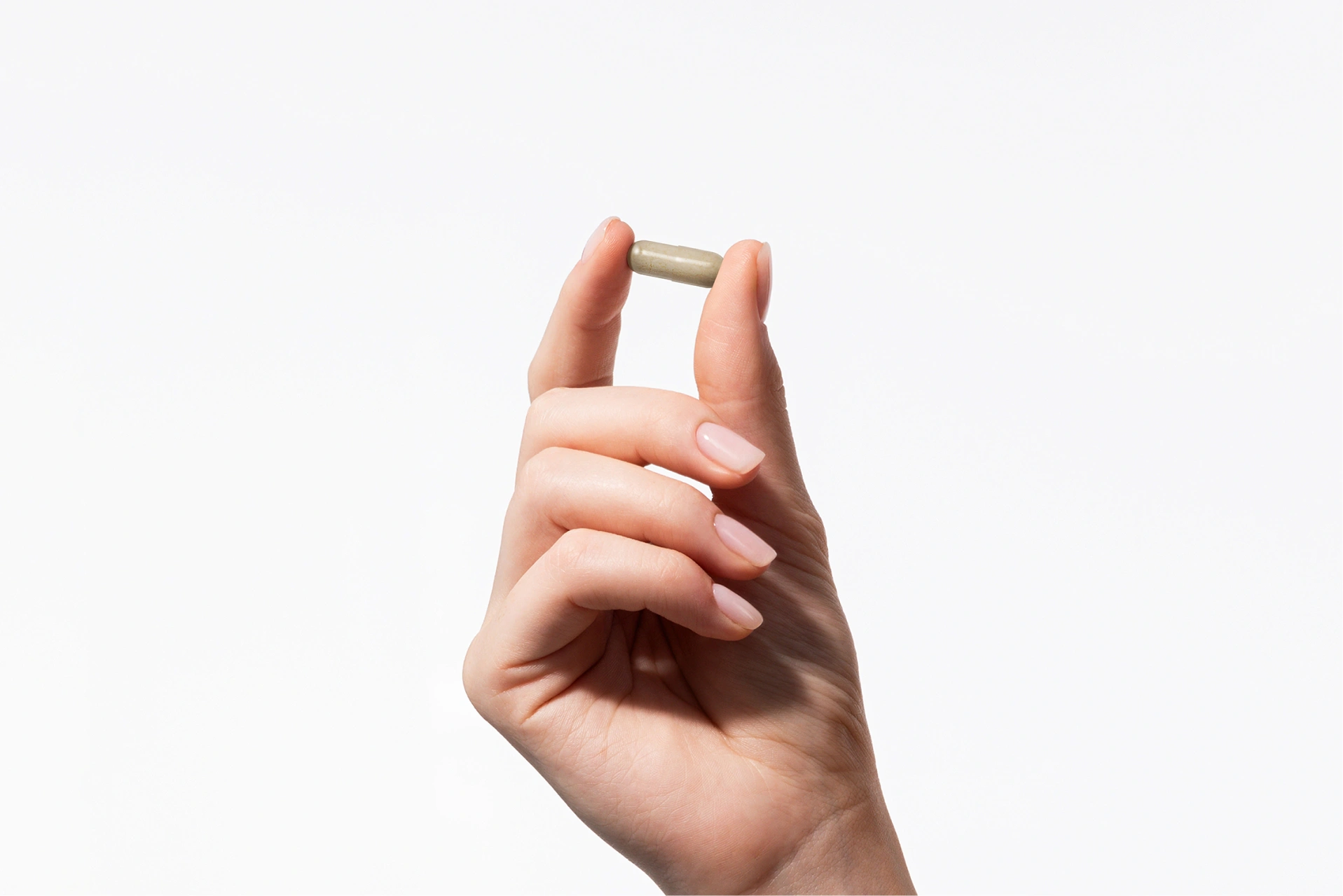 Comodo formato della capsula Quattrobiotic Formula in mano su uno sfondo interno estetico